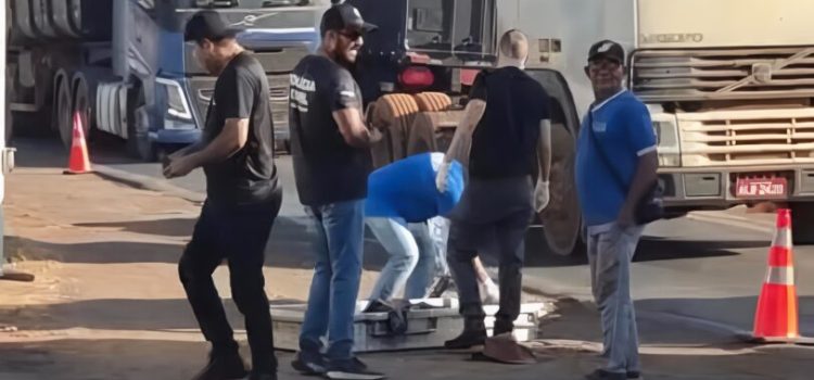 Vídeo mostra pedestre morto após ser atropelado e ‘esmagado’ por carreta na BR-070 em MT