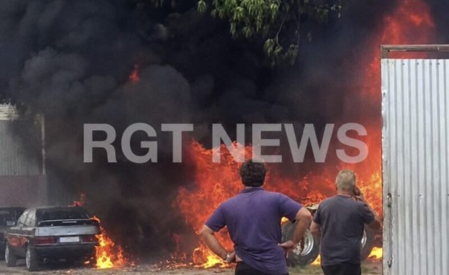 Vídeos mostram forte incêndio que destruiu cavalo mecânico e carro em Rondonópolis