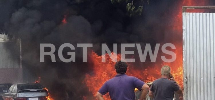 Vídeos mostram forte incêndio que destruiu cavalo mecânico e carro em Rondonópolis