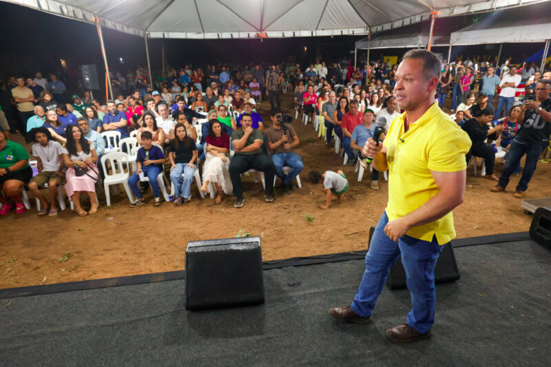 Altamirando 2: Cláudio Ferreira entrega eletrificação e rede de água em bairro deixado sem infraestrutura