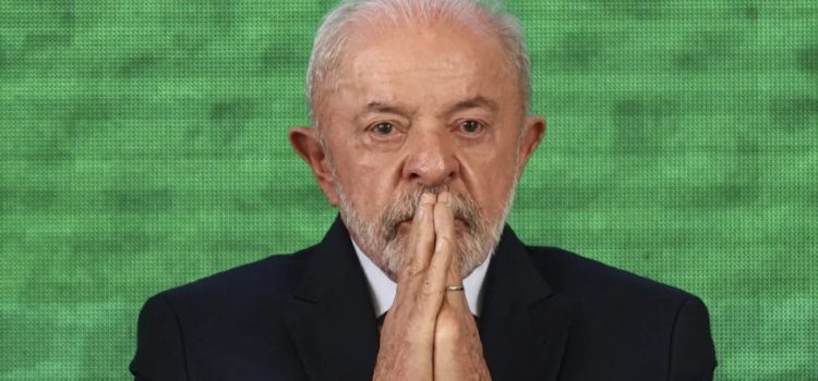 Após aparecer atrás em pesquisas, Lula anuncia reajuste de 15% no Bolsa Família às vésperas da eleição