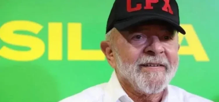 Após reajuste, Flávio sobe e Lula cai entre beneficiários do Bolsa Família