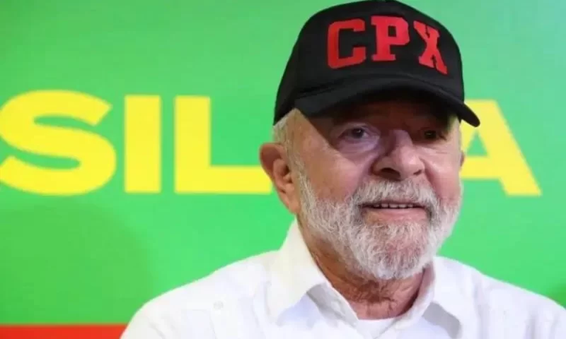 Após reajuste, Flávio sobe e Lula cai entre beneficiários do Bolsa Família