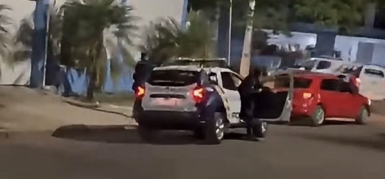 Bandidos fazem homem refém, roubam carro e batem em viatura durante fuga alucinada em MT; assista a ação