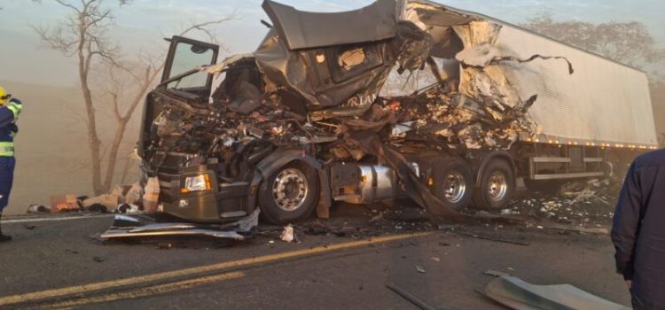 Batida entre carretas mata motorista e interdita BR-364 na Serra da Petrovina; vídeo mostra destruição