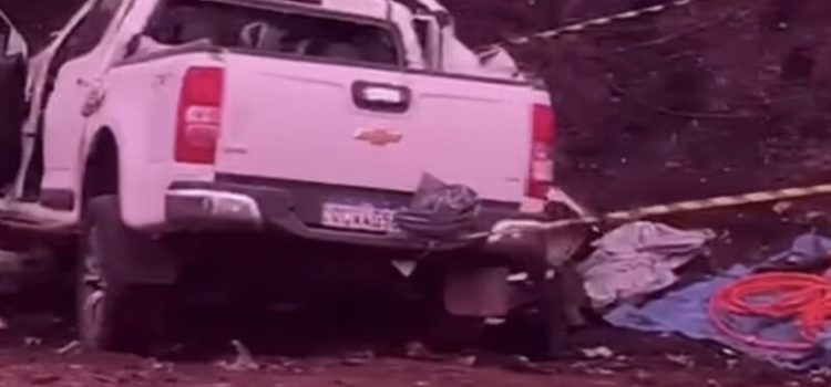 Carreta derrapa na pista, colide em camionete e mata mulher e criança na BR-364; vídeo