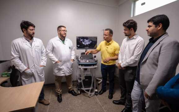 Cláudio quer fazer o “extraordinário” na saúde e entrega novo ultrassom à UPA após 19 anos; assista