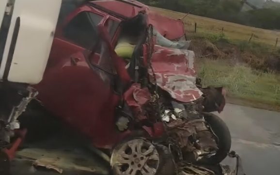 Colisão frontal entre Strada e carreta deixa dois mortos e interdita BR-364; vídeo