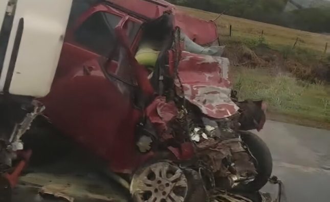 Colisão frontal entre Strada e carreta deixa dois mortos e interdita BR-364; vídeo