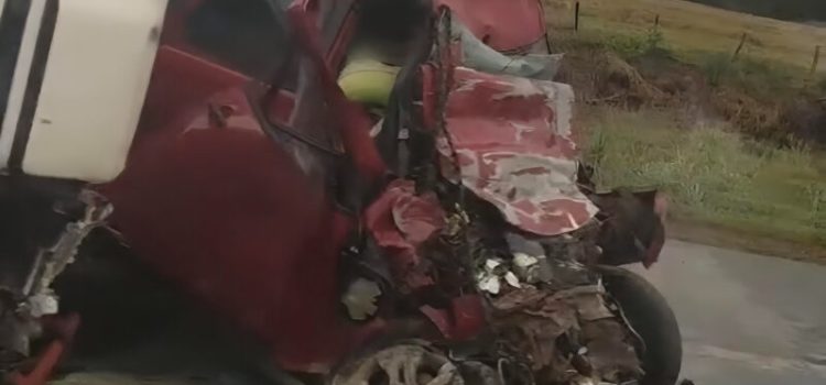 Colisão frontal entre Strada e carreta deixa dois mortos e interdita BR-364; vídeo