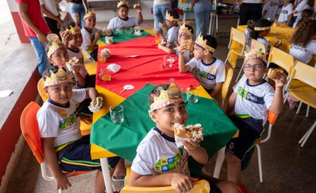Crianças da rede municipal aproveitam mais um Dia do Hambúrger em Rondonópolis