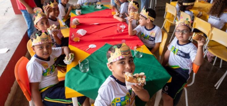 Crianças da rede municipal aproveitam mais um Dia do Hambúrger em Rondonópolis