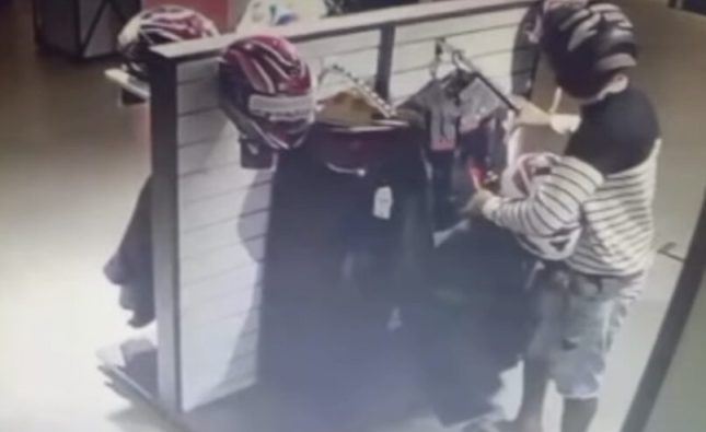 Dupla furta jaquetas em loja de motos e são presos ‘pagando de gatões’ em casa noturna em Rondonópolis; assista