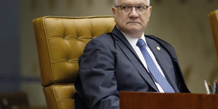 Fachin avalia antecipar voto sobre Moraes para abreviar sessão; investigação deve ser aberta e ministro afastado