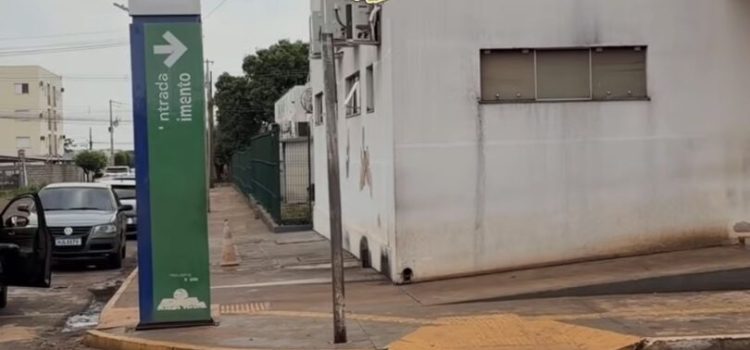 Filho de 11 anos esfaqueia a mãe após ela negar celular; mulher chegou ensanguentada à UPA; vídeo