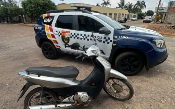 Flagrada com moto roubada/furtada, mulher diz que comprou veículo em garagem em Rondonópolis