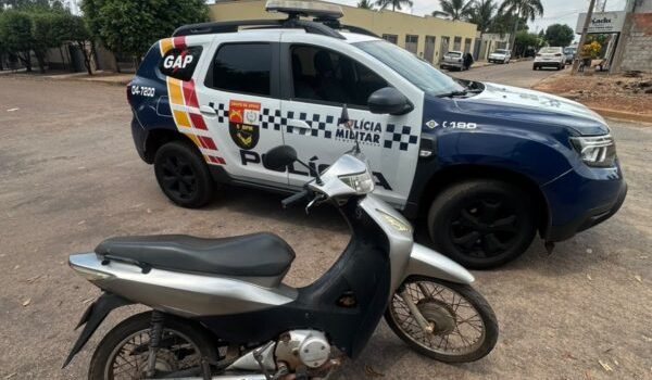 Flagrada com moto roubada/furtada, mulher diz que comprou veículo em garagem em Rondonópolis
