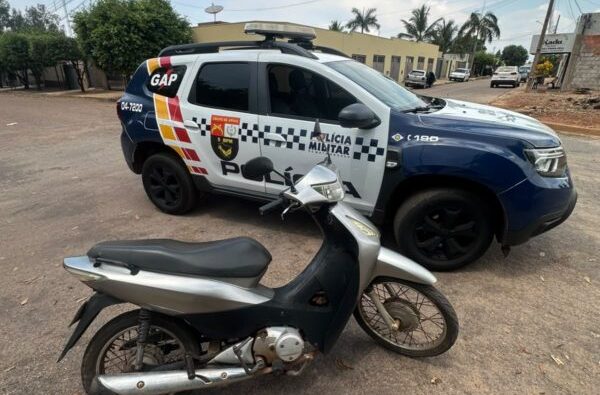 Flagrada com moto roubada/furtada, mulher diz que comprou veículo em garagem em Rondonópolis