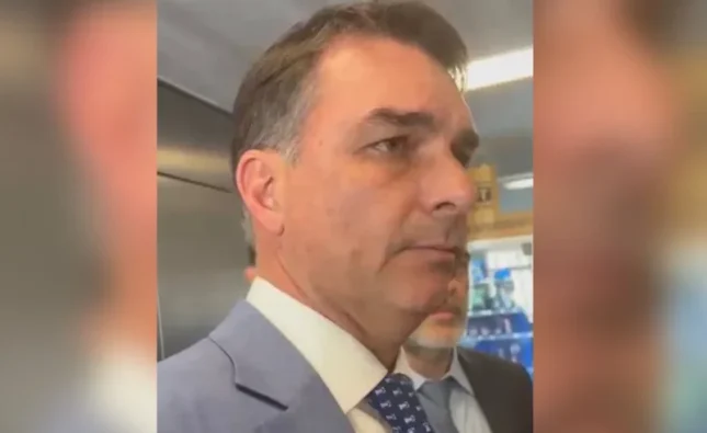 Flávio Bolsonaro pede renúncia de Moraes após revelações sobre supostas mensagens com Vorcaro