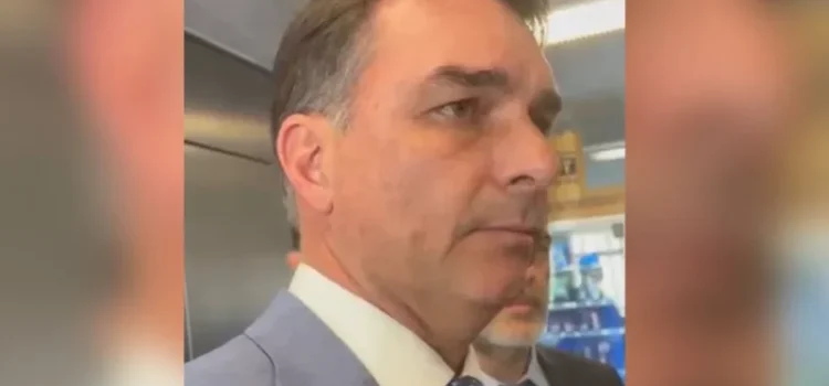 Flávio Bolsonaro pede renúncia de Moraes após revelações sobre supostas mensagens com Vorcaro