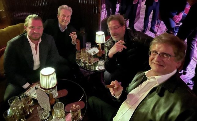 Foto mostra Vorcaro fumando charuto e bebendo uísque com Paulo Gonet em Londres