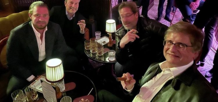 Foto mostra Vorcaro fumando charuto e bebendo uísque com Paulo Gonet em Londres