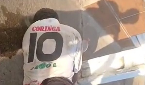 Homem morre após ter pedaço de madeira introduzido no ânus; vídeo forte