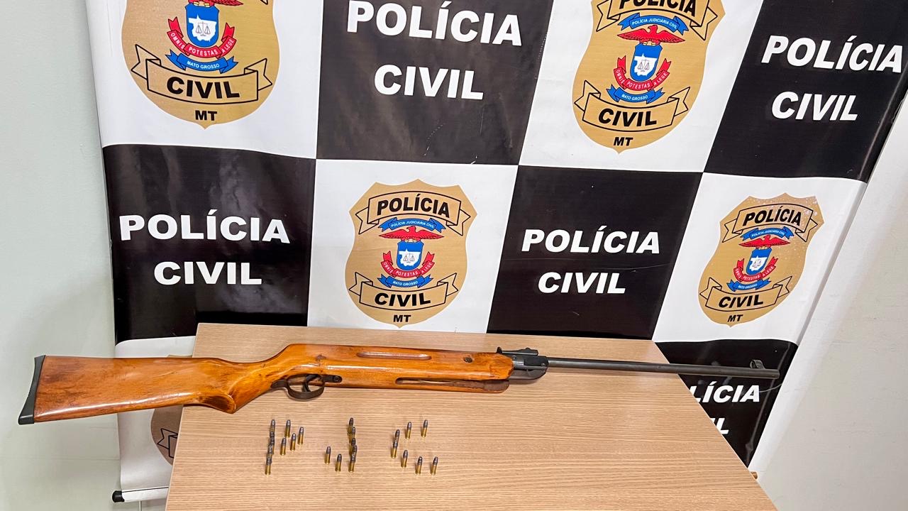 Homem surra esposa a cintadas e ameaça ‘estourá-la’ com espingarda em Rondonópolis