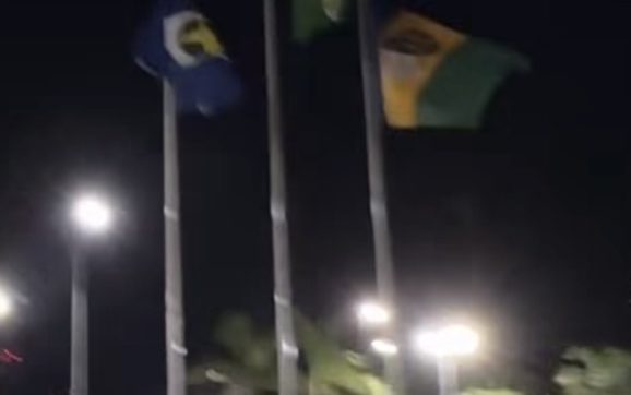 Idoso tenta tirar a própria vida com corda em mastro de bandeira durante feira em MT; vídeo