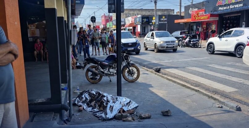Jovem motociclista morre ao ser arremessado após fortíssima colisão com carro em MT; vídeo forte