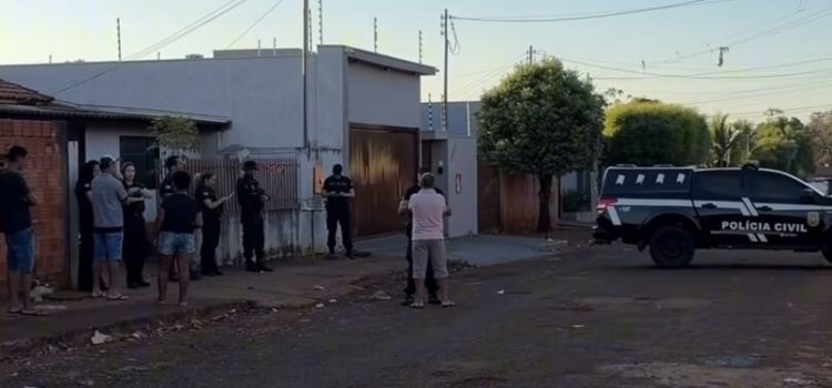 Mãe é baleada ao tentar impedir prisão do “anjinho” do filho, que torturou trabalhadores em MT; vídeo
