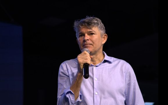Medeiros repudia ataques à esposa e denuncia hipocrisia de adversários: “Atacam uma mulher honrada”