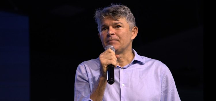 Medeiros repudia ataques à esposa e denuncia hipocrisia de adversários: “Atacam uma mulher honrada”