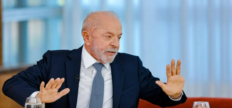 Mesmo após ser desmentido, Lula insiste em fake sobre padroeira