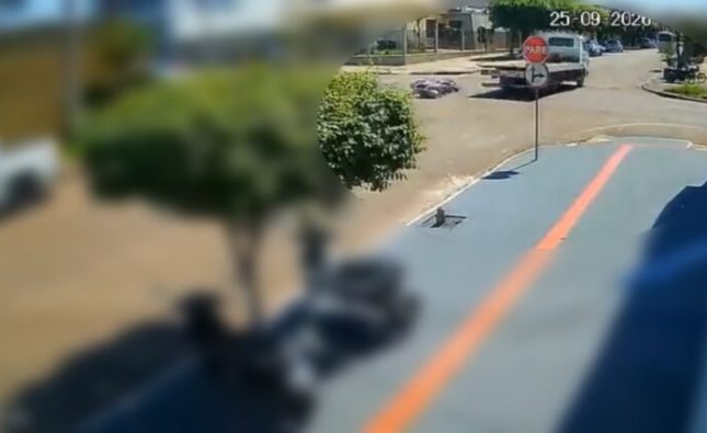 Motociclista escapa da morte após guincho invadir preferencial em Rondonópolis; assista