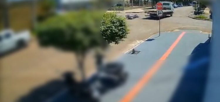 Motociclista escapa da morte após guincho invadir preferencial em Rondonópolis; assista