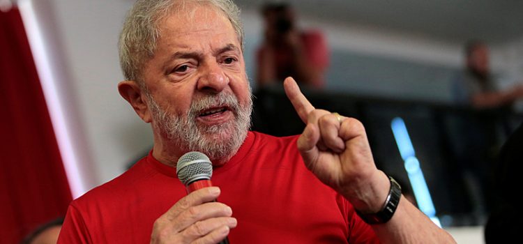PT: Cartilha orienta militantes a dizerem que Lula é católico