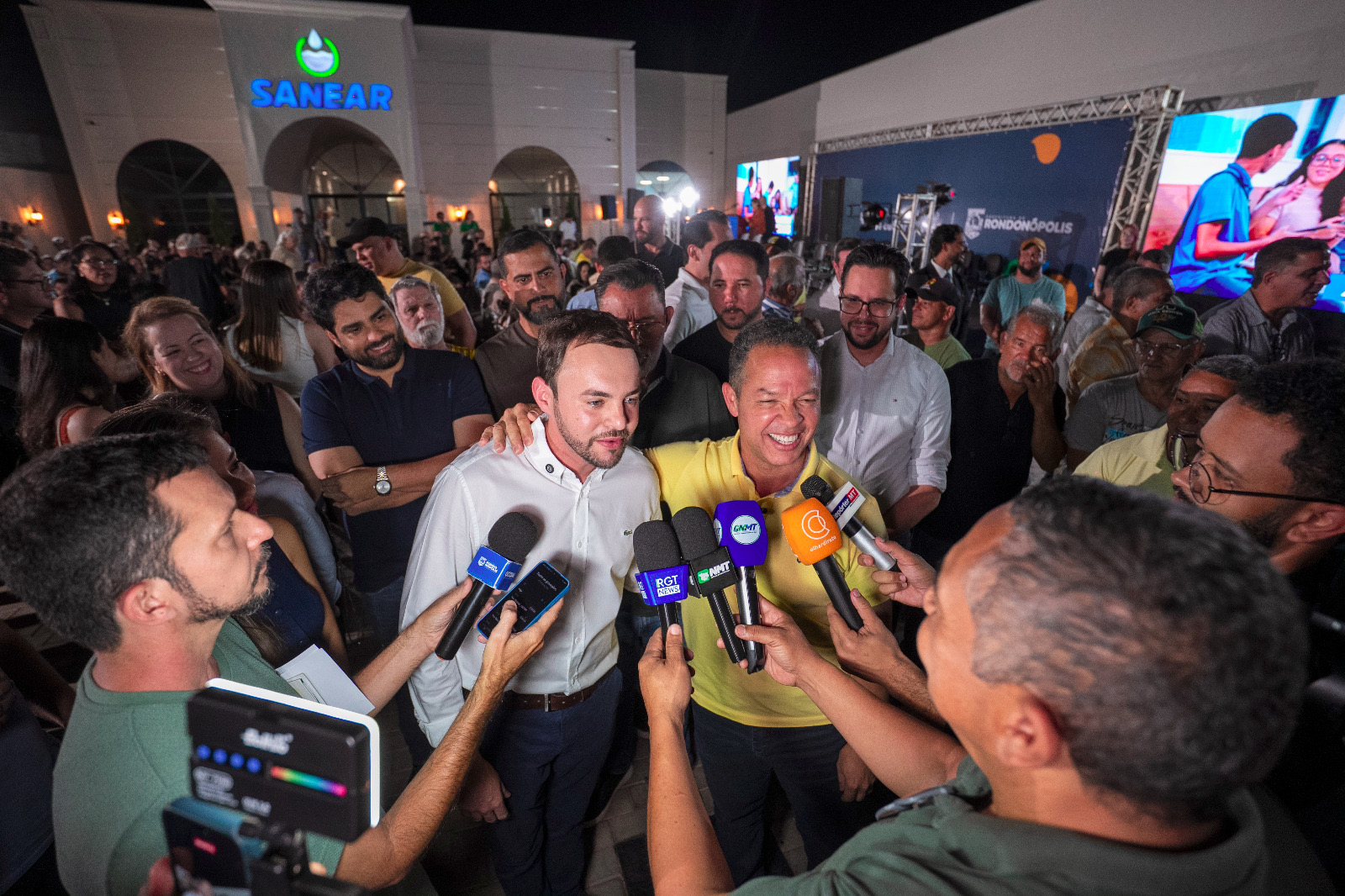 Prefeito Cláudio Ferreira inova ao inaugurar agência do Sanear construída no estilo neoclássico