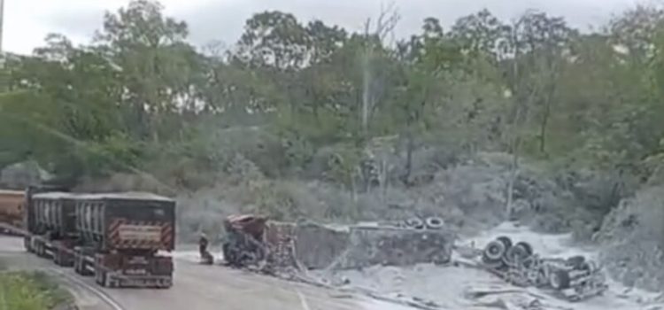 Serra de São Vicente: carreta tomba, atinge outra e deixa três feridos, um em estado grave; vídeo
