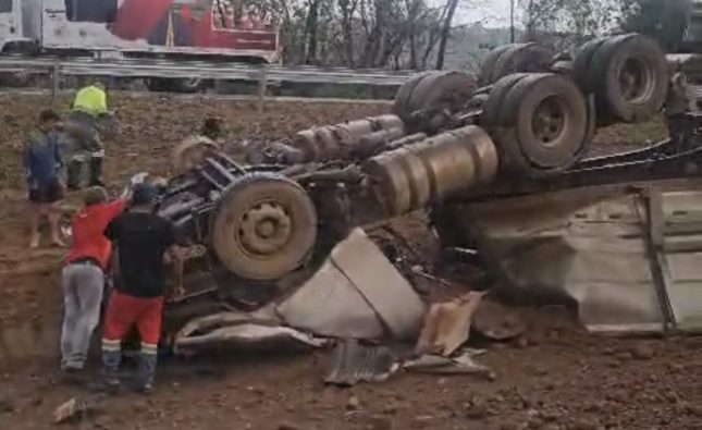 Tragédia na BR-364: motorista morre após carreta capotar em Jaciara no sentido Rondonópolis; vídeo