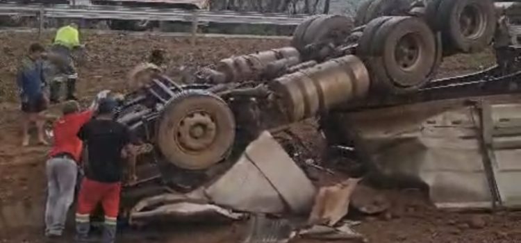 Tragédia na BR-364: motorista morre após carreta capotar em Jaciara no sentido Rondonópolis; vídeo