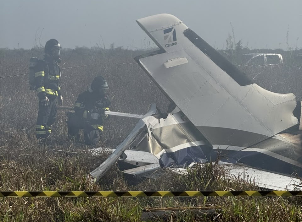 Três pessoas morrem carbonizadas após queda de avião em área de mata em MT; vídeo