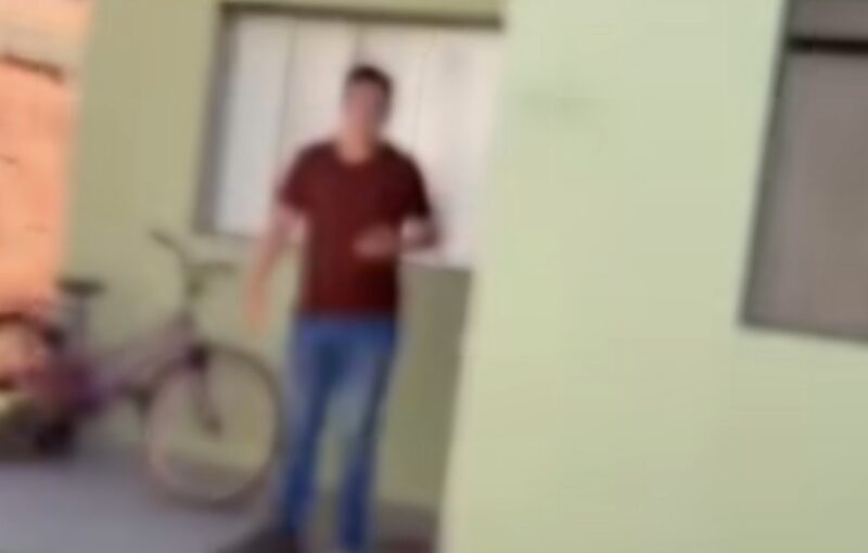 Vídeo | Mulher flagra marido candidato a deputado supostamente a traindo e ele alega: ‘Apenas fazendo massagem’