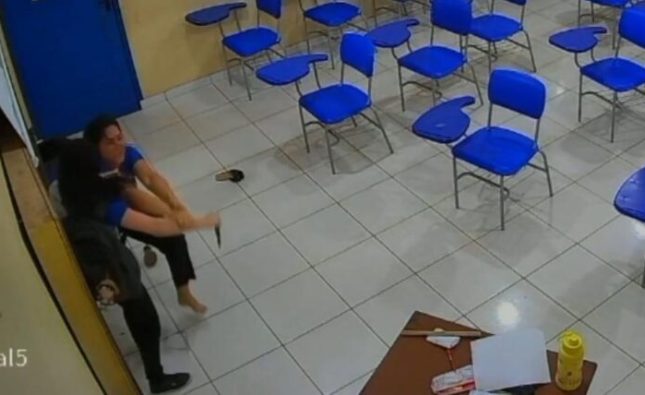 Vídeo mostra aluna do 3º ano de escola estadual esfaqueando professora após nota baixa; vítima parou no Hospital Regional