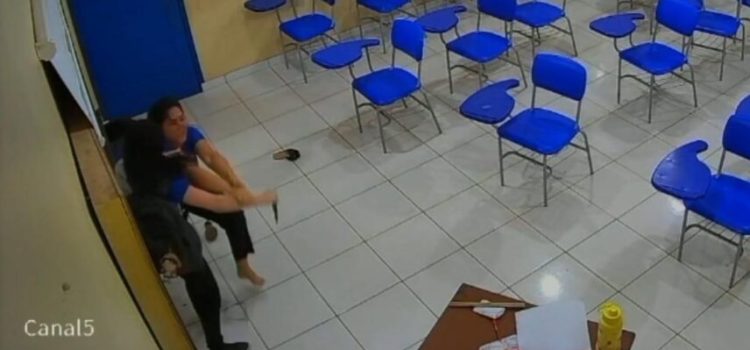 Vídeo mostra aluna do 3º ano de escola estadual esfaqueando professora após nota baixa; vítima parou no Hospital Regional