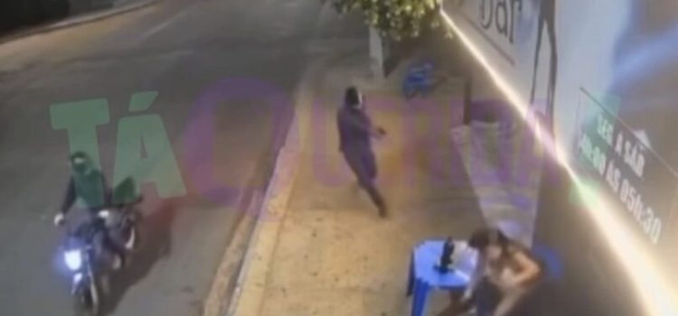 Vídeo mostra dona de bar sofrendo atentado a tiros e escapando da morte em MT