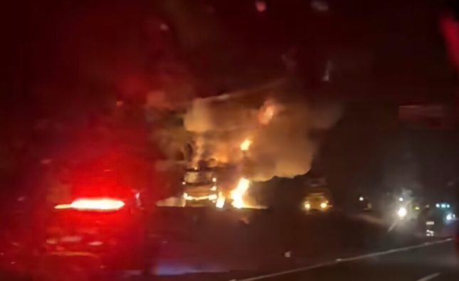 Vídeo mostra ônibus com 22 passageiros em chamas próximo à Farinha do Osso na BR-364; veículo ficou destruído