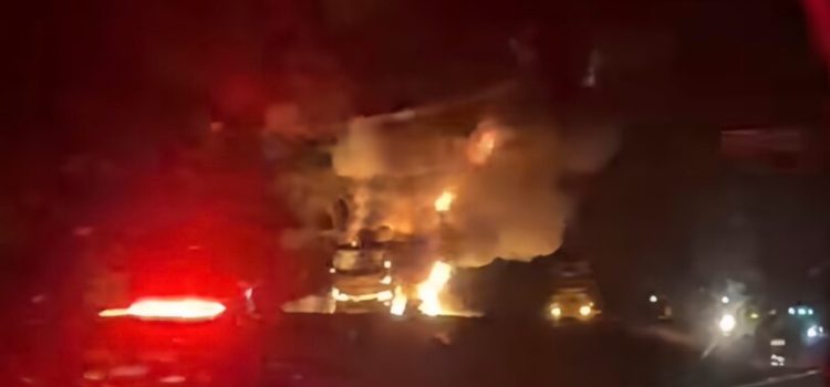 Vídeo mostra ônibus com 22 passageiros em chamas próximo à Farinha do Osso na BR-364; veículo ficou destruído