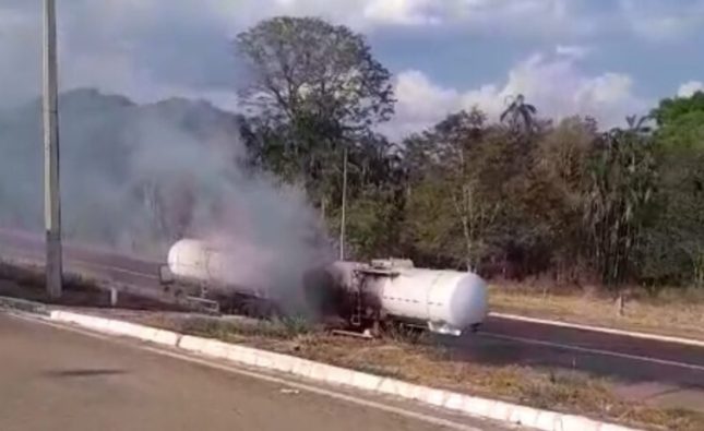 Vídeo mostra pneus de carreta carregada com etanol pegando fogo em Rondonópolis