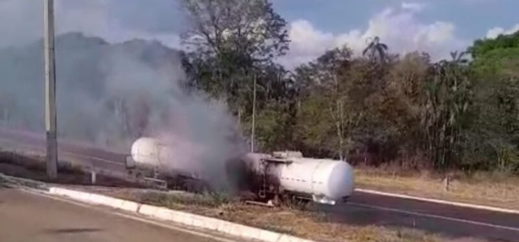 Vídeo mostra pneus de carreta carregada com etanol pegando fogo em Rondonópolis